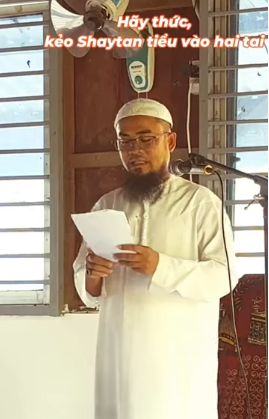 مساعدة المسلم في أداء واجب الصلاة